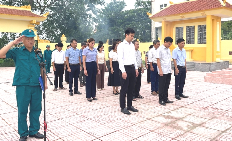 XÃ ỨNG HÒA TỔ CHỨC DÂNG HƯƠNG TẠI 9 ĐIỂM NGHĨA TRANG LIỆT SỸ, TRƯỚC THỀM ĐẠI HỘI ĐẠI BIỂU ĐẢNG BỘ LẦN THỨ I, NHIỆM KỲ 2025 – 2030- Ảnh 6.