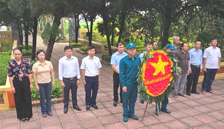 XÃ ỨNG HÒA TỔ CHỨC DÂNG HƯƠNG TẠI 9 ĐIỂM NGHĨA TRANG LIỆT SỸ, TRƯỚC THỀM ĐẠI HỘI ĐẠI BIỂU ĐẢNG BỘ LẦN THỨ I, NHIỆM KỲ 2025 – 2030- Ảnh 10.
