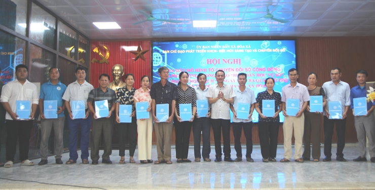 Hòa Xá ra mắt mô hình Tổ chuyển đổi số cộng đồng, phát động “Bình dân học vụ số”- Ảnh 6.