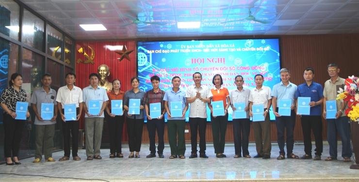 Hòa Xá ra mắt mô hình Tổ chuyển đổi số cộng đồng, phát động “Bình dân học vụ số”- Ảnh 4.