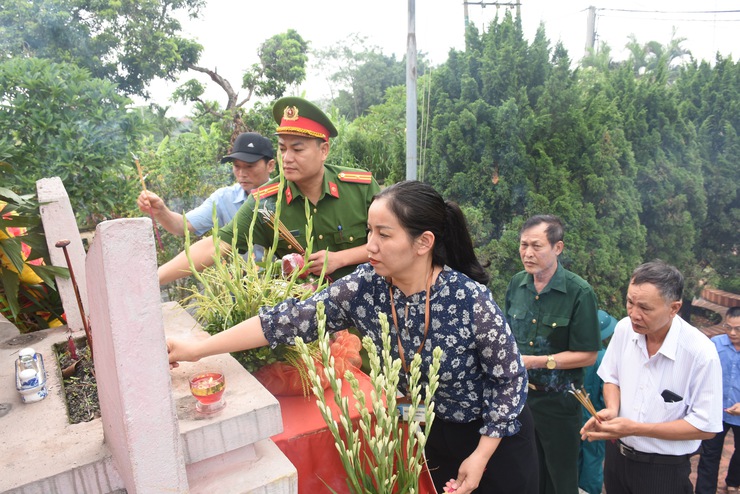 XÃ ỨNG HÒA TỔ CHỨC DÂNG HƯƠNG TẠI 9 ĐIỂM NGHĨA TRANG LIỆT SỸ, TRƯỚC THỀM ĐẠI HỘI ĐẠI BIỂU ĐẢNG BỘ LẦN THỨ I, NHIỆM KỲ 2025 – 2030- Ảnh 14.