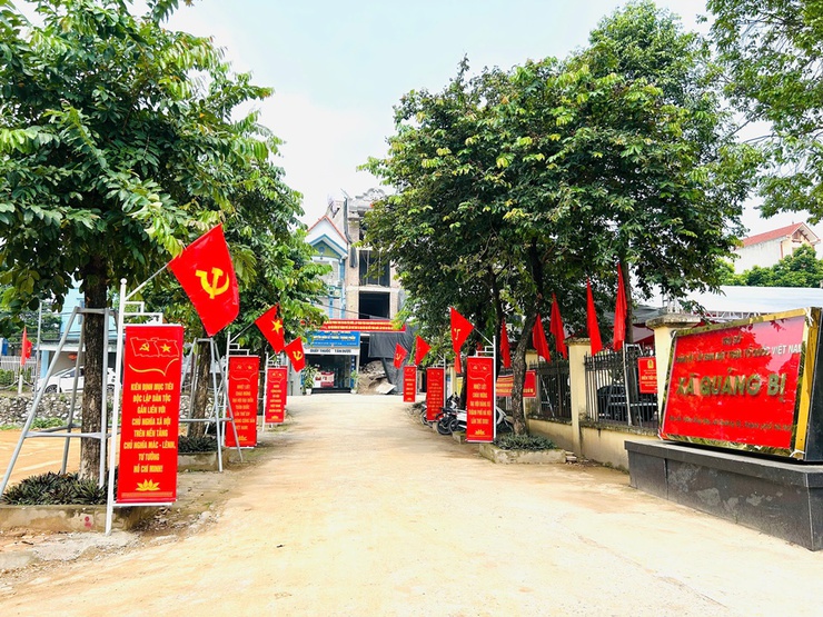 Tổ chức treo cờ Đảng, cờ Tổ quốc tuyên truyền trực quan chào mừng Đại hội Đảng các cấp và kỷ niệm 80 năm Cách mạng Tháng Tám, Quốc Khánh 2/9- Ảnh 3.