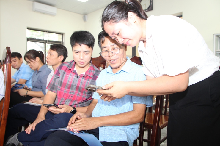 Hòa Xá ra mắt mô hình Tổ chuyển đổi số cộng đồng, phát động “Bình dân học vụ số”- Ảnh 9.