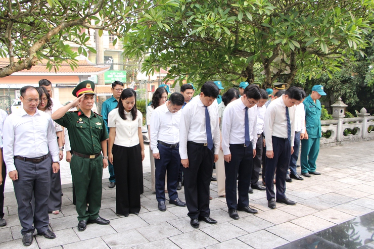 Phường Chương Mỹ tổ chức Lễ viếng các anh hùng liệt sỹ nhân dịp Đại hội đại biểu Đảng bộ phường lần thứ I, nhiệm kỳ 2025 – 2030- Ảnh 1.
