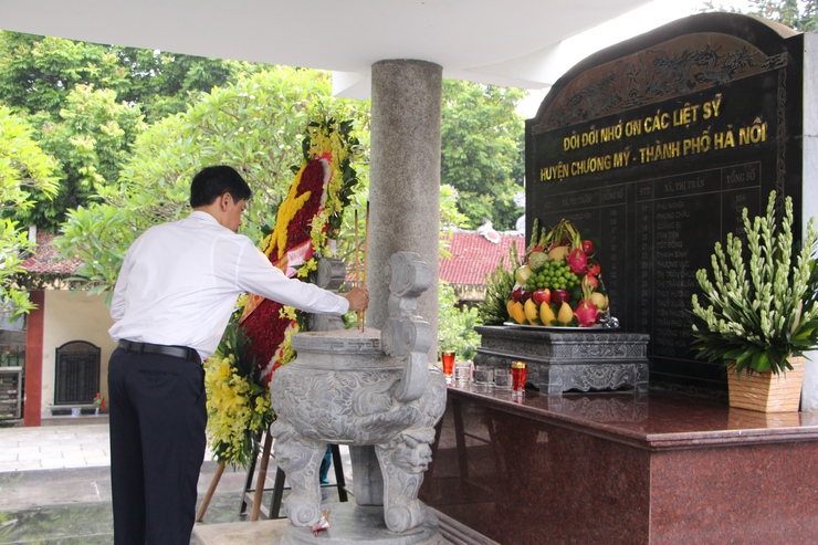 Phường Chương Mỹ tổ chức Lễ viếng các anh hùng liệt sỹ nhân dịp Đại hội đại biểu Đảng bộ phường lần thứ I, nhiệm kỳ 2025 – 2030- Ảnh 4.