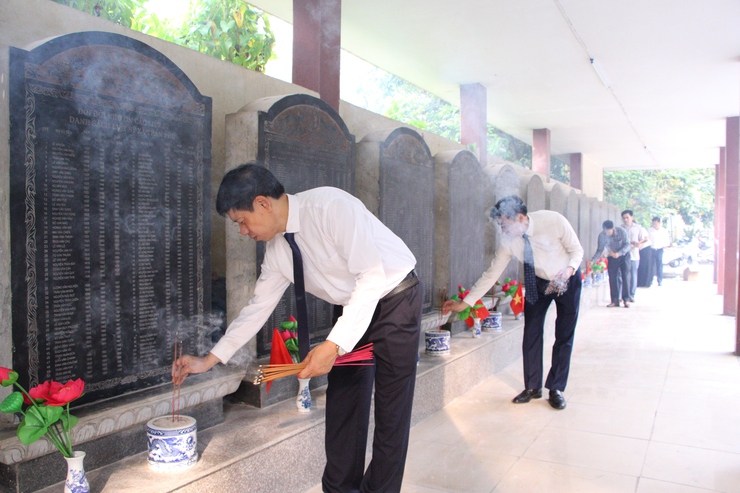 Phường Chương Mỹ tổ chức Lễ viếng các anh hùng liệt sỹ nhân dịp Đại hội đại biểu Đảng bộ phường lần thứ I, nhiệm kỳ 2025 – 2030- Ảnh 8.
