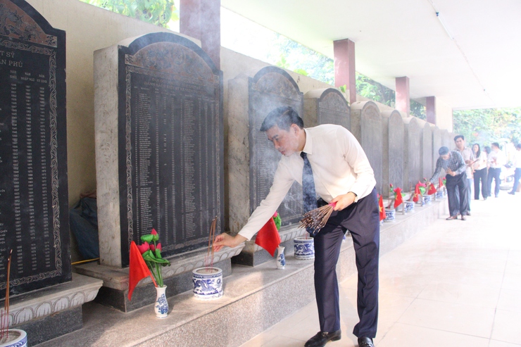 Phường Chương Mỹ tổ chức Lễ viếng các anh hùng liệt sỹ nhân dịp Đại hội đại biểu Đảng bộ phường lần thứ I, nhiệm kỳ 2025 – 2030- Ảnh 9.