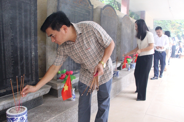 Phường Chương Mỹ tổ chức Lễ viếng các anh hùng liệt sỹ nhân dịp Đại hội đại biểu Đảng bộ phường lần thứ I, nhiệm kỳ 2025 – 2030- Ảnh 11.