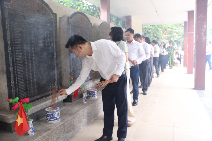 Phường Chương Mỹ tổ chức Lễ viếng các anh hùng liệt sỹ nhân dịp Đại hội đại biểu Đảng bộ phường lần thứ I, nhiệm kỳ 2025 – 2030- Ảnh 12.