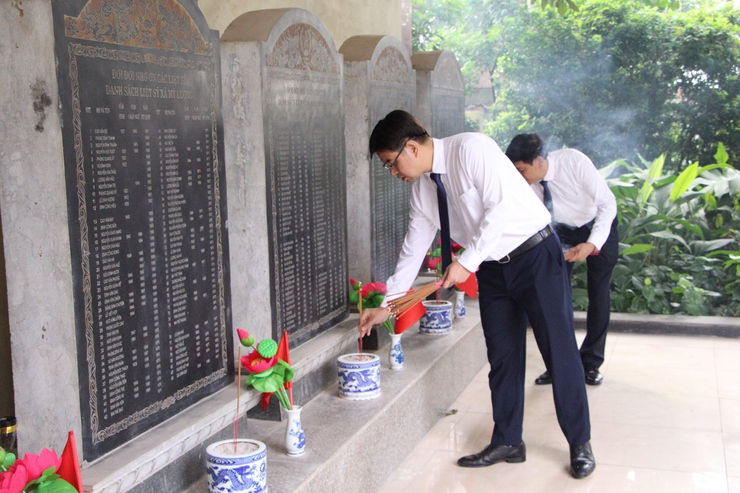 Phường Chương Mỹ tổ chức Lễ viếng các anh hùng liệt sỹ nhân dịp Đại hội đại biểu Đảng bộ phường lần thứ I, nhiệm kỳ 2025 – 2030- Ảnh 7.