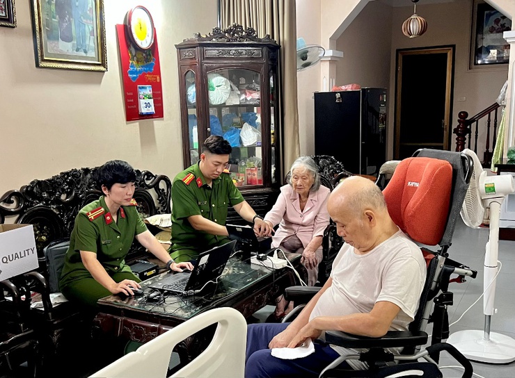 Phường Yên Hòa triển khai thực hiện “45 ngày đêm ra quân hỗ trợ hoạt động chuyển đổi số trong giai đoạn đầu thực hiện mô hình chính quyền địa phương hai cấp”- Ảnh 2.