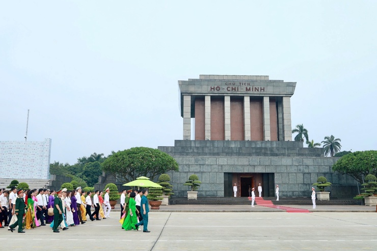 Đoàn đại biểu phường Xuân Đỉnh vào Lăng viếng Chủ tịch Hồ Chí Minh- Ảnh 1.