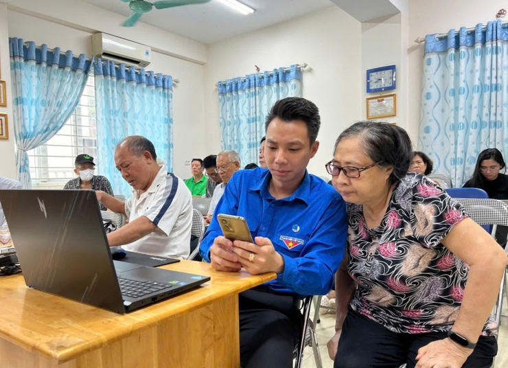 Phường Tây Hồ: Đưa kỹ năng số đến từng hộ dân- Ảnh 1.