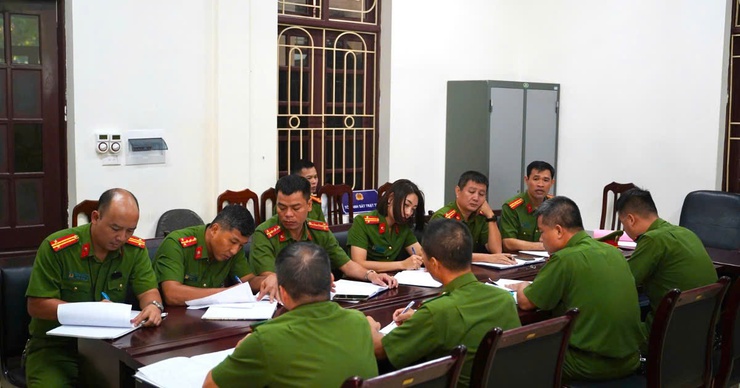 Một ngày làm nhiệm vụ của Công an phường Hà Đông: Giữ vỉa hè, dẹp quán game đến xử lý xe vi phạm.- Ảnh 1.