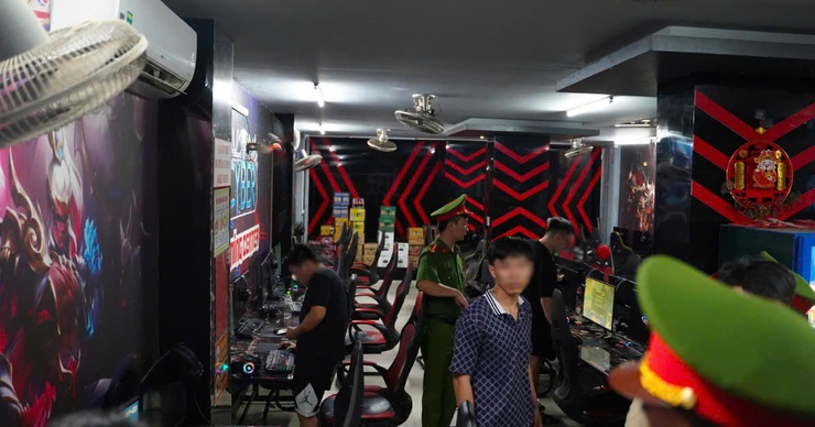 Một ngày làm nhiệm vụ của Công an phường Hà Đông: Giữ vỉa hè, dẹp quán game đến xử lý xe vi phạm.- Ảnh 3.