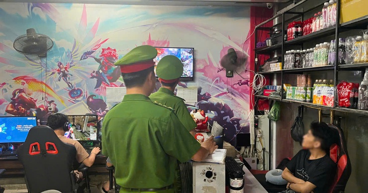 Một ngày làm nhiệm vụ của Công an phường Hà Đông: Giữ vỉa hè, dẹp quán game đến xử lý xe vi phạm.- Ảnh 4.