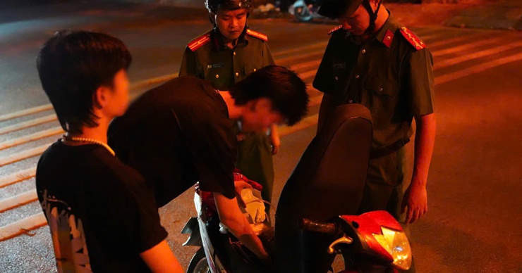 Một ngày làm nhiệm vụ của Công an phường Hà Đông: Giữ vỉa hè, dẹp quán game đến xử lý xe vi phạm.- Ảnh 5.