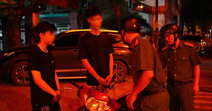 Một ngày làm nhiệm vụ của Công an phường Hà Đông: Giữ vỉa hè, dẹp quán game đến xử lý xe vi phạm.- Ảnh 6.