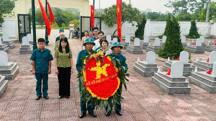 XÃ ỨNG HÒA TỔ CHỨC DÂNG HƯƠNG TẠI 9 ĐIỂM NGHĨA TRANG LIỆT SỸ, TRƯỚC THỀM ĐẠI HỘI ĐẠI BIỂU ĐẢNG BỘ LẦN THỨ I, NHIỆM KỲ 2025 – 2030- Ảnh 11.