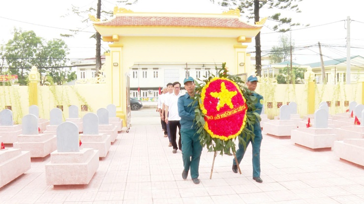 XÃ ỨNG HÒA TỔ CHỨC DÂNG HƯƠNG TẠI 9 ĐIỂM NGHĨA TRANG LIỆT SỸ, TRƯỚC THỀM ĐẠI HỘI ĐẠI BIỂU ĐẢNG BỘ LẦN THỨ I, NHIỆM KỲ 2025 – 2030- Ảnh 4.