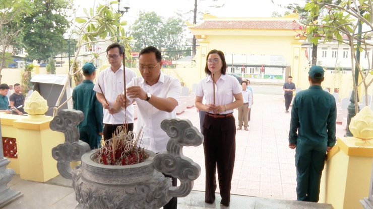 XÃ ỨNG HÒA TỔ CHỨC DÂNG HƯƠNG TẠI 9 ĐIỂM NGHĨA TRANG LIỆT SỸ, TRƯỚC THỀM ĐẠI HỘI ĐẠI BIỂU ĐẢNG BỘ LẦN THỨ I, NHIỆM KỲ 2025 – 2030- Ảnh 1.