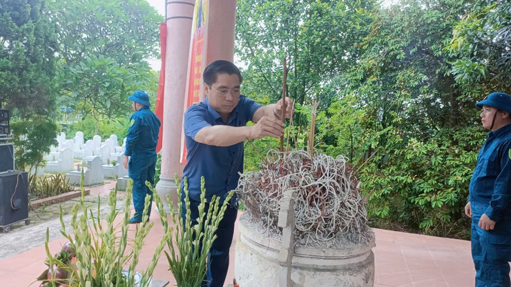 XÃ ỨNG HÒA TỔ CHỨC DÂNG HƯƠNG TẠI 9 ĐIỂM NGHĨA TRANG LIỆT SỸ, TRƯỚC THỀM ĐẠI HỘI ĐẠI BIỂU ĐẢNG BỘ LẦN THỨ I, NHIỆM KỲ 2025 – 2030- Ảnh 8.