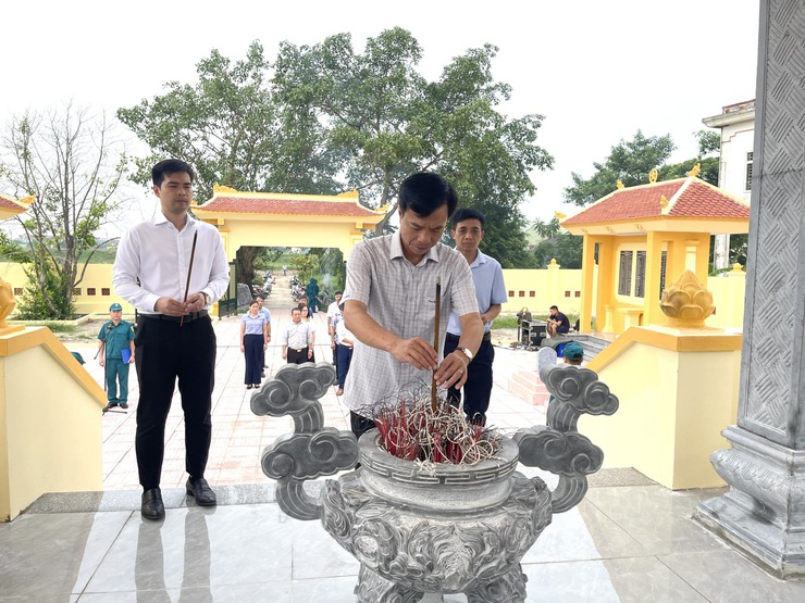 XÃ ỨNG HÒA TỔ CHỨC DÂNG HƯƠNG TẠI 9 ĐIỂM NGHĨA TRANG LIỆT SỸ, TRƯỚC THỀM ĐẠI HỘI ĐẠI BIỂU ĐẢNG BỘ LẦN THỨ I, NHIỆM KỲ 2025 – 2030- Ảnh 2.