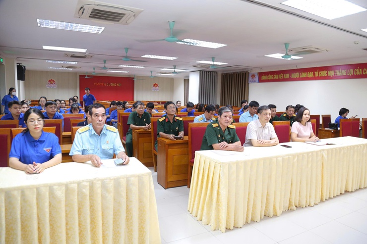 Hội cựu chiến binh – Đoàn thanh niên phường Dương Nội sinh hoạt truyền thống với chủ đề “Những dấu ấn vinh quang”- Ảnh 1.