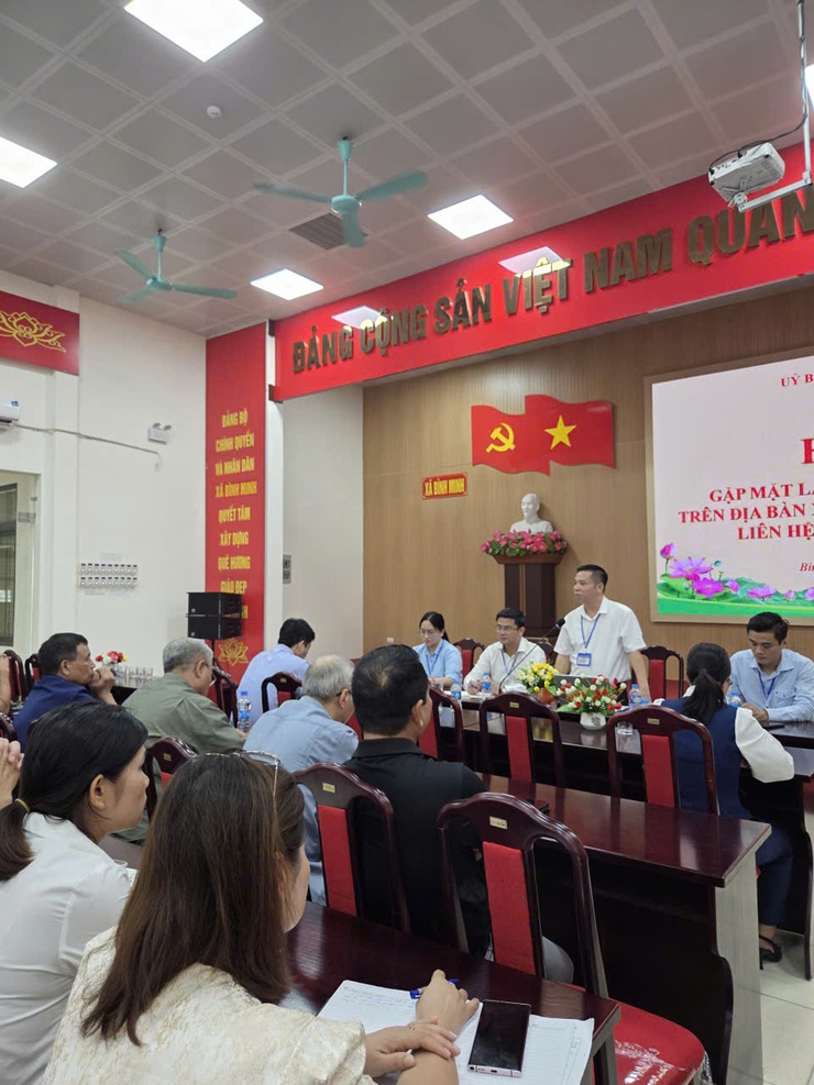 Hội nghị gặp mặt lãnh đạo thôn, tổ dân phố trên địa bàn xã để giới thiệu các đầu mối liên hệ công tác của UBND xã.- Ảnh 1.