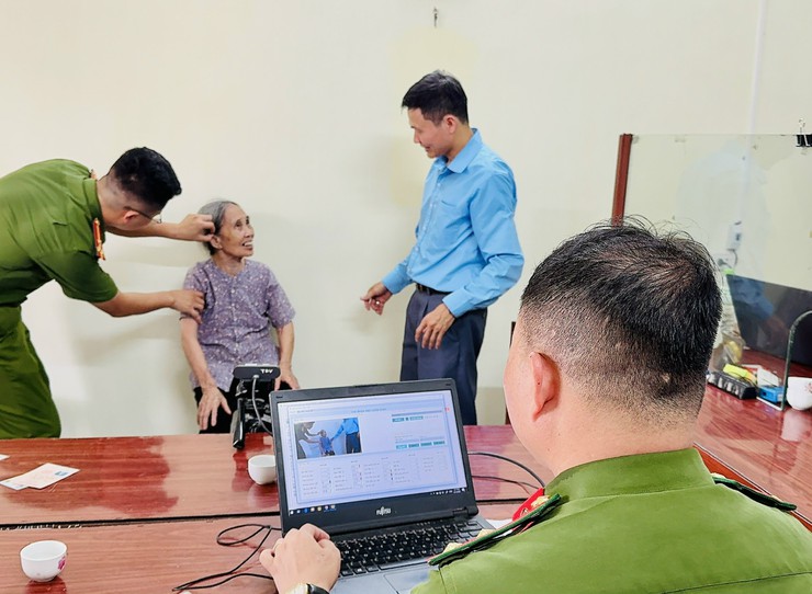 XÃ VÂN ĐÌNH HỖ TRỢ ĐẢNG VIÊN CAO TUỔI LÀM THẺ ĐẢNG TẠI NHÀ- Ảnh 3. XÃ VÂN ĐÌNH HỖ TRỢ ĐẢNG VIÊN CAO TUỔI LÀM THẺ ĐẢNG TẠI NHÀ- Ảnh 3.