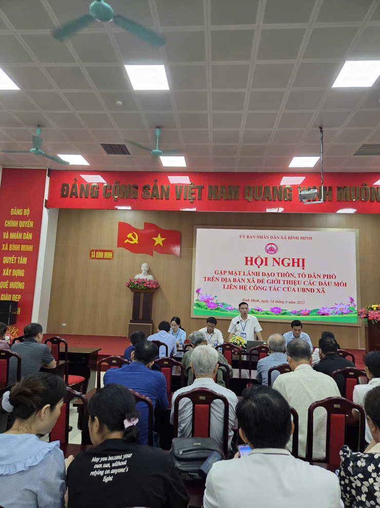 Hội nghị gặp mặt lãnh đạo thôn, tổ dân phố trên địa bàn xã để giới thiệu các đầu mối liên hệ công tác của UBND xã.- Ảnh 8.