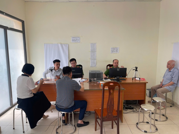 Đảng ủy Phường tích cực triển khai đổi thẻ đảng viên đổi thẻ trên nền tảng cơ sở dữ liệu quốc gia về dân cư- Ảnh 2.
