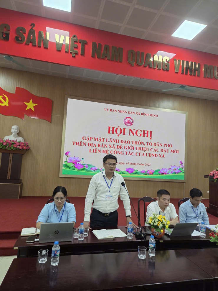 Hội nghị gặp mặt lãnh đạo thôn, tổ dân phố trên địa bàn xã để giới thiệu các đầu mối liên hệ công tác của UBND xã.- Ảnh 6.