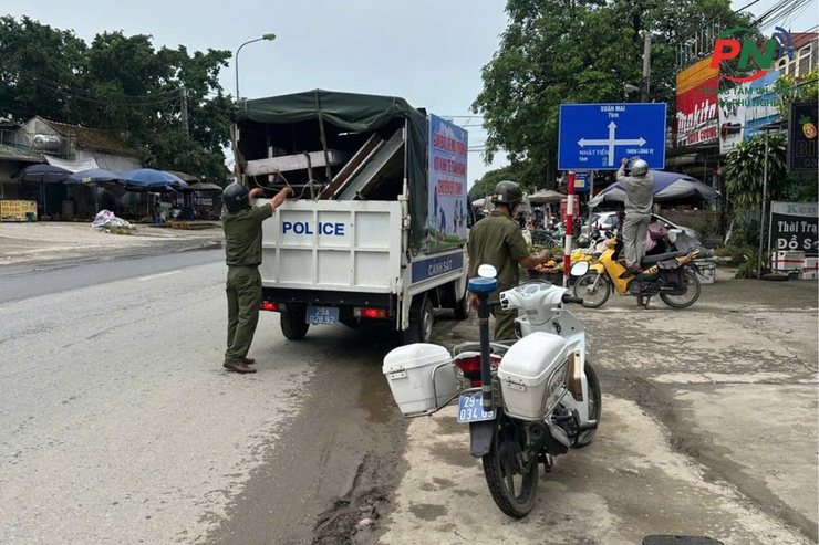 Phú Nghĩa triển khai kế hoạch giải tỏa vi phạm lấn chiếm lòng đường, vỉa hè trên tuyến Quốc lộ 6 qua địa bàn xã- Ảnh 1.