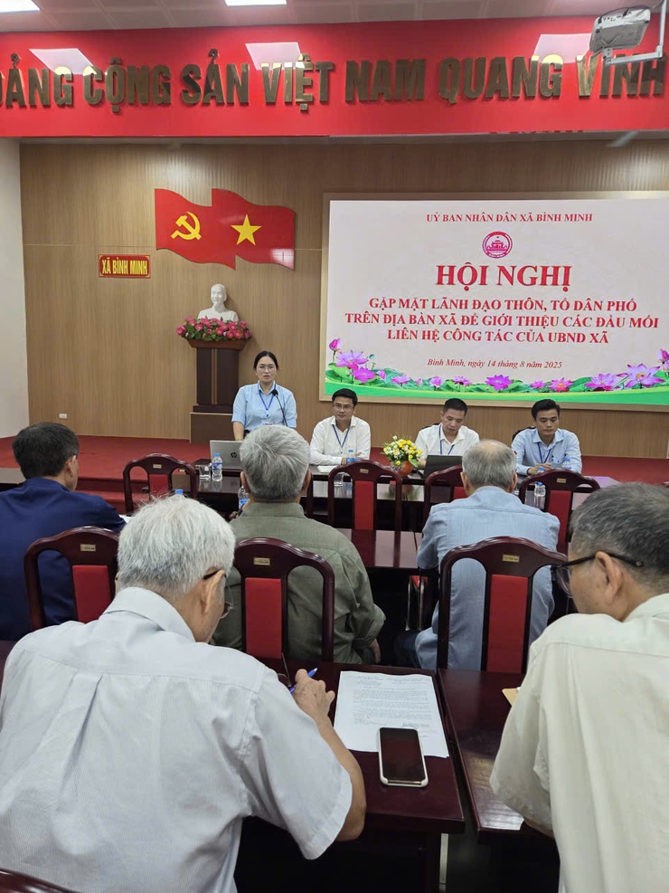 Hội nghị gặp mặt lãnh đạo thôn, tổ dân phố trên địa bàn xã để giới thiệu các đầu mối liên hệ công tác của UBND xã.- Ảnh 7.