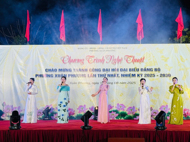 CHƯƠNG TRÌNH NGHỆ THUẬT CHÀO MỪNG THÀNH CÔNG ĐẠI HỘI ĐẠI BIỂU ĐẢNG BỘ PHƯỜNG LẦN THỨ NHẤT, NHIỆM KỲ 2025 - 2030
- Ảnh 1.