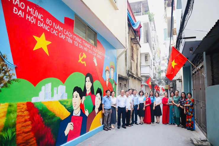 Ban Công tác Mặt trận và Chi hội Phụ nữ số 1 Cầu Diễn, phường Từ Liêm ra mắt công trình xây dựng 02 bức tường bích họa- Ảnh 2.
