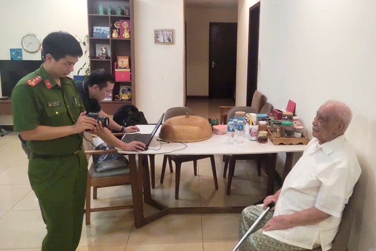 Đảng bộ phường Thanh Xuân đẩy mạnh công tác cấp đổi thẻ Đảng, hoàn thành sớm tiến độ- Ảnh 3.
