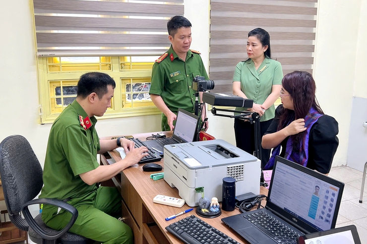 Đảng bộ phường Thanh Xuân đẩy mạnh công tác cấp đổi thẻ Đảng, hoàn thành sớm tiến độ- Ảnh 4.