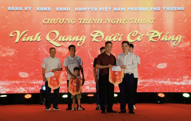 Chương trình nghệ thuật với nhiều tiết mục đặc sắc chào mừng thành công Đại hội Đại biểu Đảng bộ phường Phú Thượng lần thứ I, nhiệm kỳ 2025–2030- Ảnh 9.