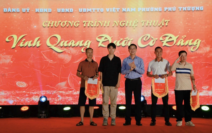 Chương trình nghệ thuật với nhiều tiết mục đặc sắc chào mừng thành công Đại hội Đại biểu Đảng bộ phường Phú Thượng lần thứ I, nhiệm kỳ 2025–2030- Ảnh 10.