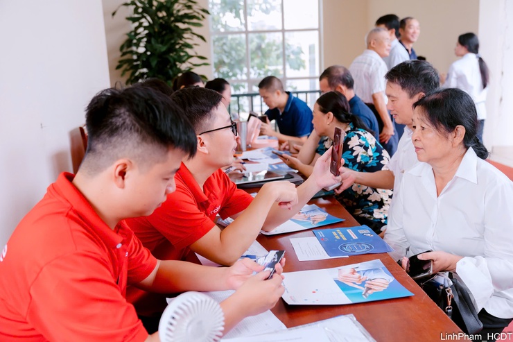 Phường Long Biên phát động hưởng ứng Chiến dịch “45 ngày đêm ra quân hỗ trợ hoạt động chuyển đổi số”- Ảnh 6.