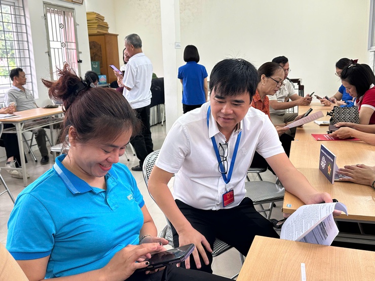 Phường Long Biên phát động hưởng ứng Chiến dịch “45 ngày đêm ra quân hỗ trợ hoạt động chuyển đổi số”- Ảnh 13.