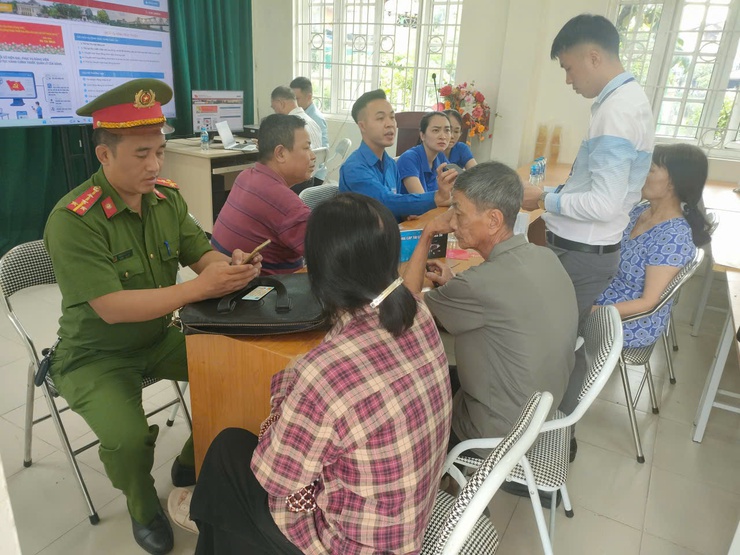 Phường Long Biên phát động hưởng ứng Chiến dịch “45 ngày đêm ra quân hỗ trợ hoạt động chuyển đổi số”- Ảnh 11.
