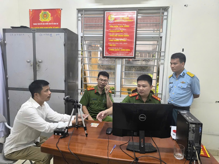 Phường Long Biên phát động hưởng ứng Chiến dịch “45 ngày đêm ra quân hỗ trợ hoạt động chuyển đổi số”- Ảnh 9.
