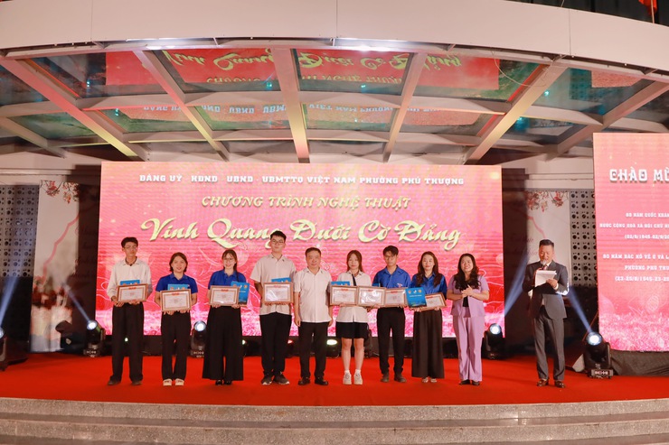 Chương trình nghệ thuật với nhiều tiết mục đặc sắc chào mừng thành công Đại hội Đại biểu Đảng bộ phường Phú Thượng lần thứ I, nhiệm kỳ 2025–2030- Ảnh 12.
