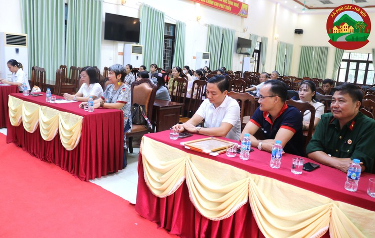 Chương trình tặng quà sữa cho trẻ em dưới 15 tháng tuổi tại xã Phú Cát- Ảnh 1.