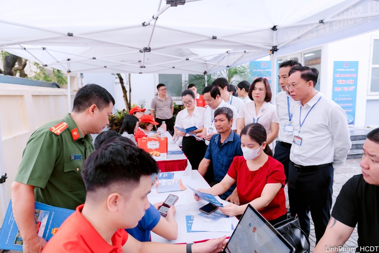 Phường Long Biên phát động hưởng ứng Chiến dịch “45 ngày đêm ra quân hỗ trợ hoạt động chuyển đổi số”- Ảnh 4.