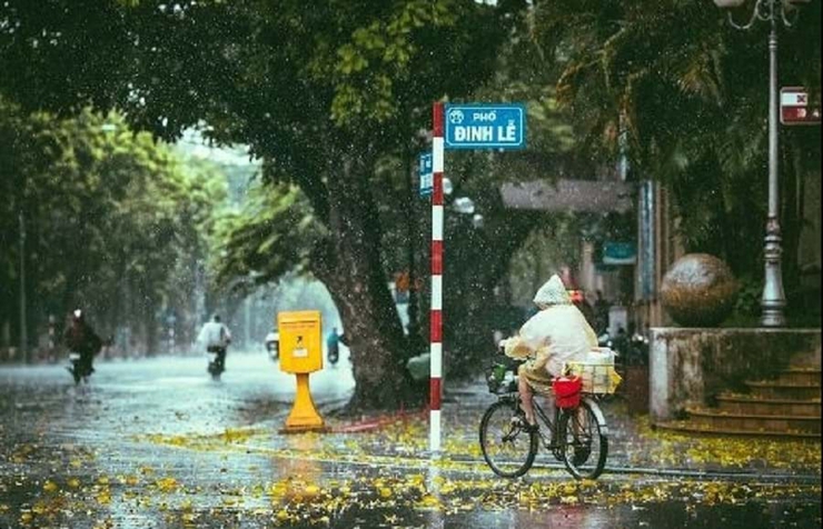 Ngày 15/8 Hà Nội sáng và đêm có mưa vừa, có lúc mưa to, nguy cơ ngập úng- Ảnh 1.