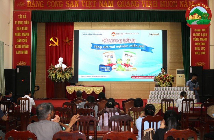 Chương trình tặng quà sữa cho trẻ em dưới 15 tháng tuổi tại xã Phú Cát- Ảnh 2.